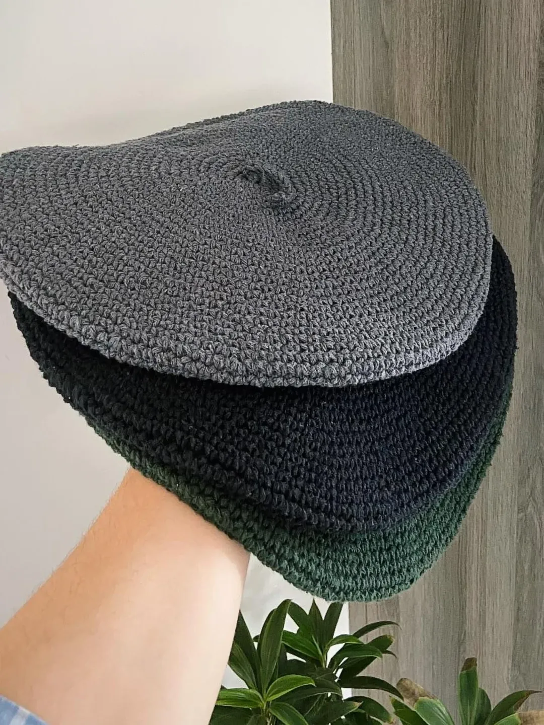 Boinas de crochê Tapera em tons sóbrios