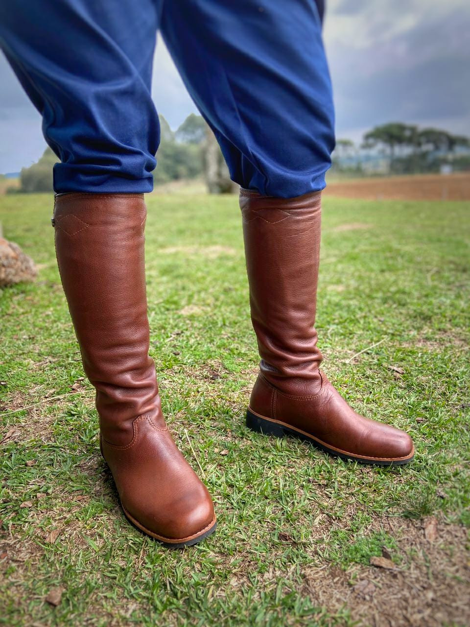 Bota de couro Tapera no campo
